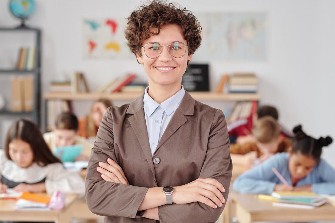 Enseignante souriante devant sa classe