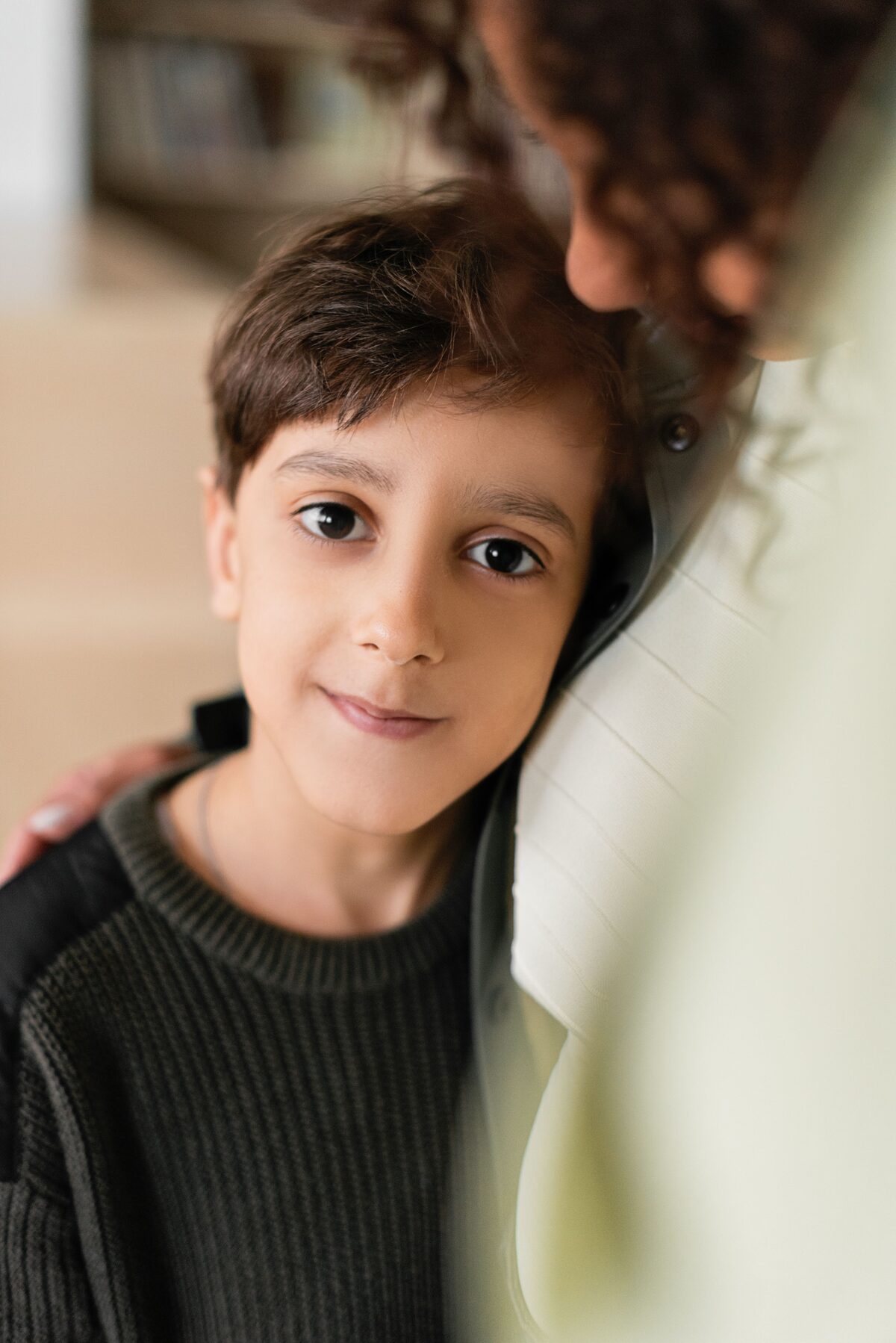 Enfant serein dans les bras d’un adulte